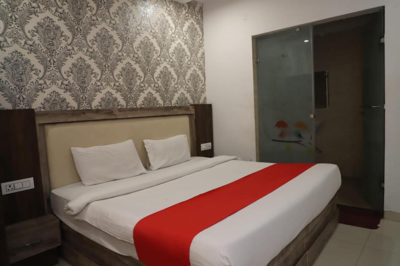 Hotel Almond Zirakpur ภายนอก รูปภาพ