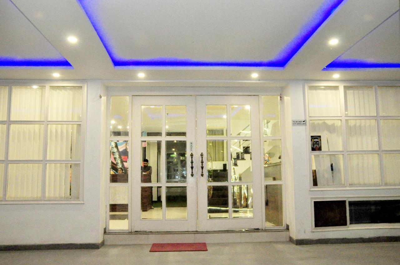 Hotel Almond Zirakpur ภายนอก รูปภาพ
